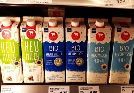 Milch mit dem "Tierschutz kontrolliert" Gütesiegel im Kühlregal eines Supermarkts
