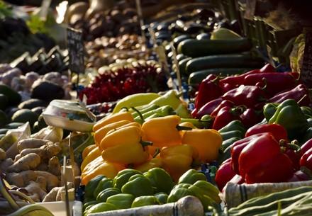 Gemüse und Obst in der Auslage auf dem Markt