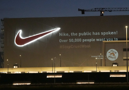 Nike fête 50 ans mais pour 50’000 passionnés de sport, il est temps que la marque renonce à la «laine empreinte de souffrance animale»