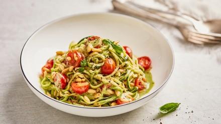 Zucchini-Spaghetti an Basilikumsauce