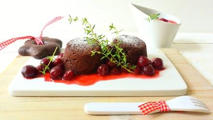 Gingerbread mini cake with hot cherries
