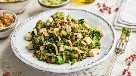 Brokkolisalat mit veganem Feta