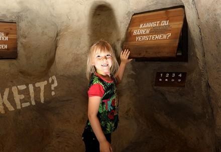 Girl discovers the bear cave in BÄRENWALD Müritz