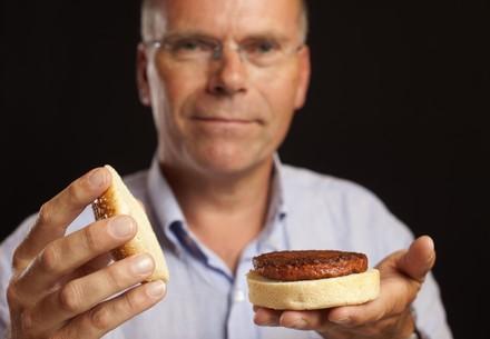 Dr. Mark Post mit Clean Meat Burger in der Hand