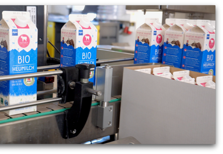Milch mit dem "Tierschutz kontrolliert" Gütesiegel  wird in einem Betrieb in Tetrapacks abgefüllt