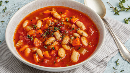 Bohnensuppe mit Tomaten und Gemüse