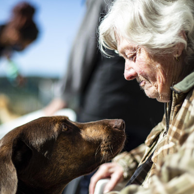 Tiergestützte Aktivitäten mit älteren Menschen in einem Pflegeheim in Bulgarien