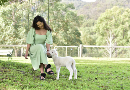 Frau in tierfreundlicher Kleidung mit Lamm