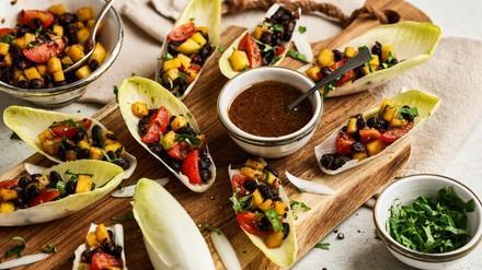Fingerfood: Schwarzbohnen-Salat in Chicorée Blätter